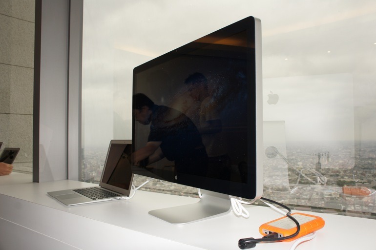 Thunderbolt （サンダーボルト）テクノロジーを採用した、MacノートブックのドッキングステーションApple Thunderbolt Displayも同日に発売