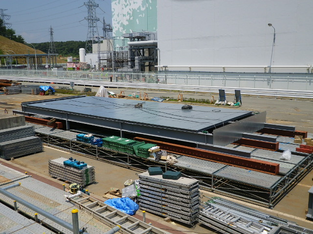 福島第一原子力発電所3号機 雨水対策の屋根風景（7月17日撮影）