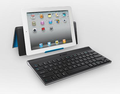 スタンドにiPadを横位置で設置したイメージ（iPadは別売）