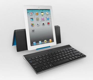 スタンドにiPadを縦位置で設置したイメージ（iPadは別売）