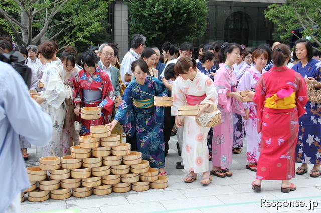 29日開催「行幸通りde打ち水」の風景。大手町界隈での打ち水イベントは8月31日まで開催中。