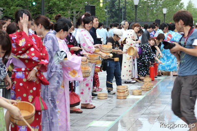 29日開催「行幸通りde打ち水」の風景。大手町界隈での打ち水イベントは8月31日まで開催中。