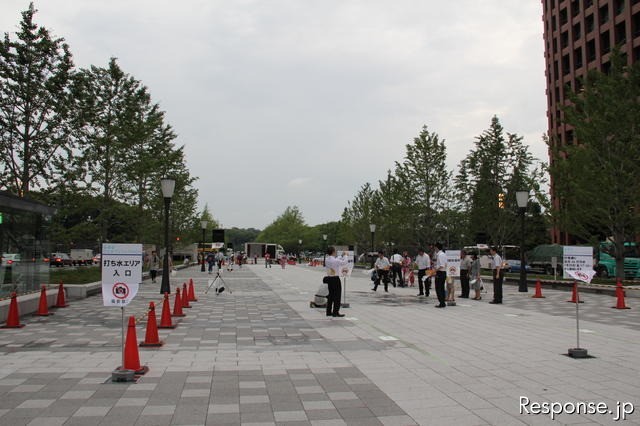 29日開催「行幸通りde打ち水」の風景。大手町界隈での打ち水イベントは8月31日まで開催中。