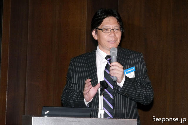 最初に登壇し、会社全体の事業概要について説明した代表取締役社長　藤沢秀幸氏