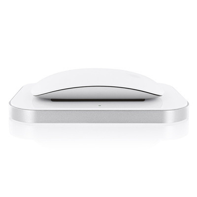 「Induction Charger for Magic Mouse」の利用イメージ（「Magic Mouse」は別売）