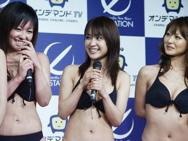 若菜ひかる（左）、みひろ（中央）、小沢菜穂（右）など、現役タレントも発表会に駆けつけた