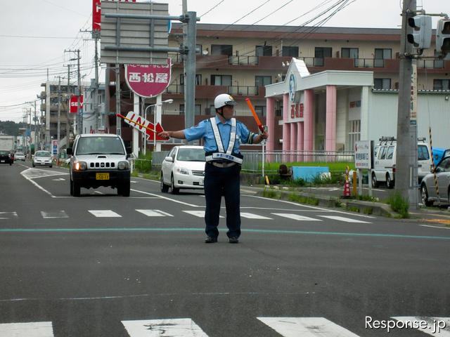 多賀城市内には、7月下旬においても信号機が復旧していない交差点が残る。交通整理を行っているのは神奈川県からの応援部隊。被災地では、普段はあまり近寄りたくない警察車両が心強く感じる