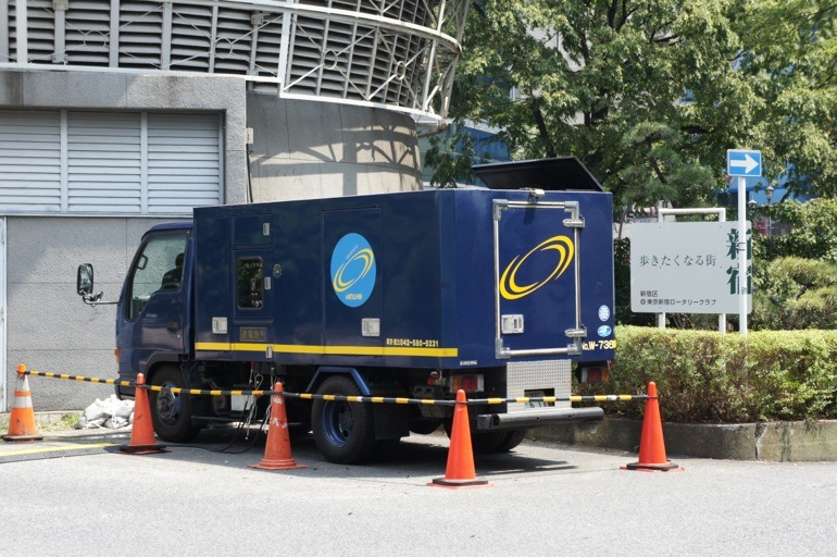 イベント会場で使う電気は、電源車で供給する