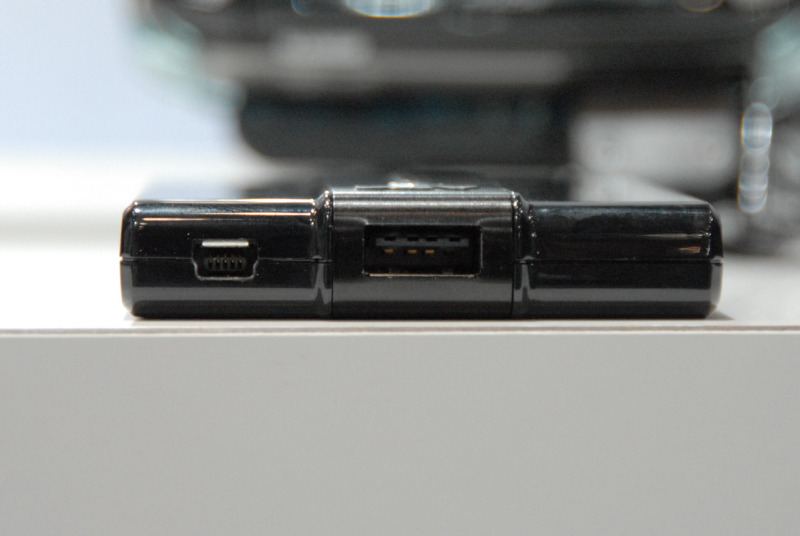 　通信事業者や大企業向けの製品が数多く展示されている「Interop Tokyo 2006」だが、モバイル向けも見られる。無停電電源装置（UPS）を手がけるAPCは、USB端子が付いたモバイル機器向けのバッテリーを展示している。