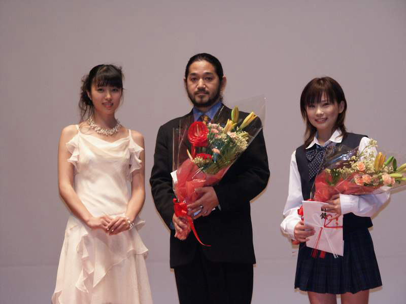 プレゼンターの海老瀬はな（左）、男優賞の林和哉（中央）、女優賞の重盛さと美（右）