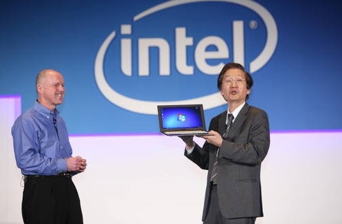 ASUSのジョニー・シー会長（右）とともに、Ultrabookを紹介する、インテルのショーン・マローニ主席副社長（Computex 2011にて）
