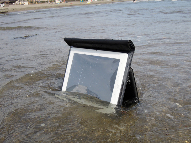 フォーカルポイントコンピュータの防水ケース「DRiPRO iPad用防水ケース v2」