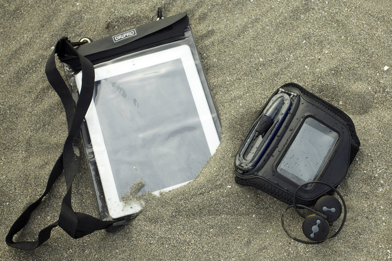 サンワサプライの防水ケース「200-PDA029 icon」（左）