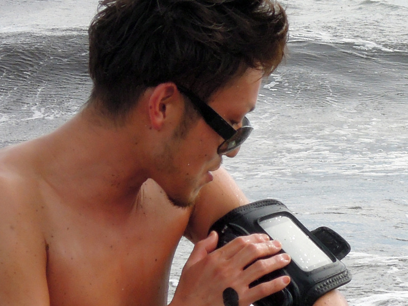 トリニティーのアームバンド「H2O Audio AMPHIBX Waterproof Armband」とBluetoothヘッドセット「MM-BTSH25 icon」をつけて海辺で遊ぶ
