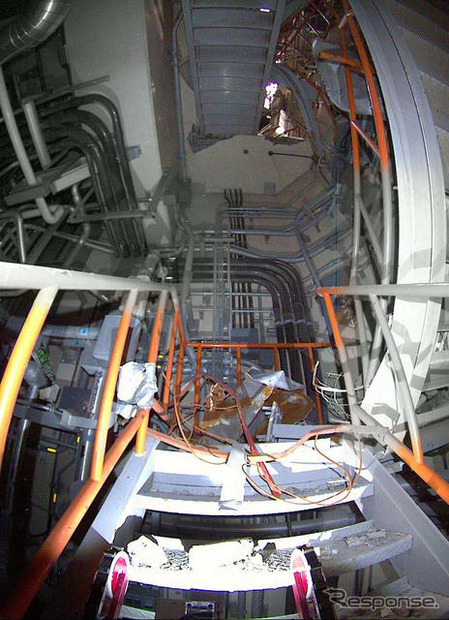 3号機原子炉の2階から3階へ向かう踊り場の手前で撮影。がれきが散乱し、有線ケーブルを切断する恐れがあるため、ここで引き返した。東電公開の画像