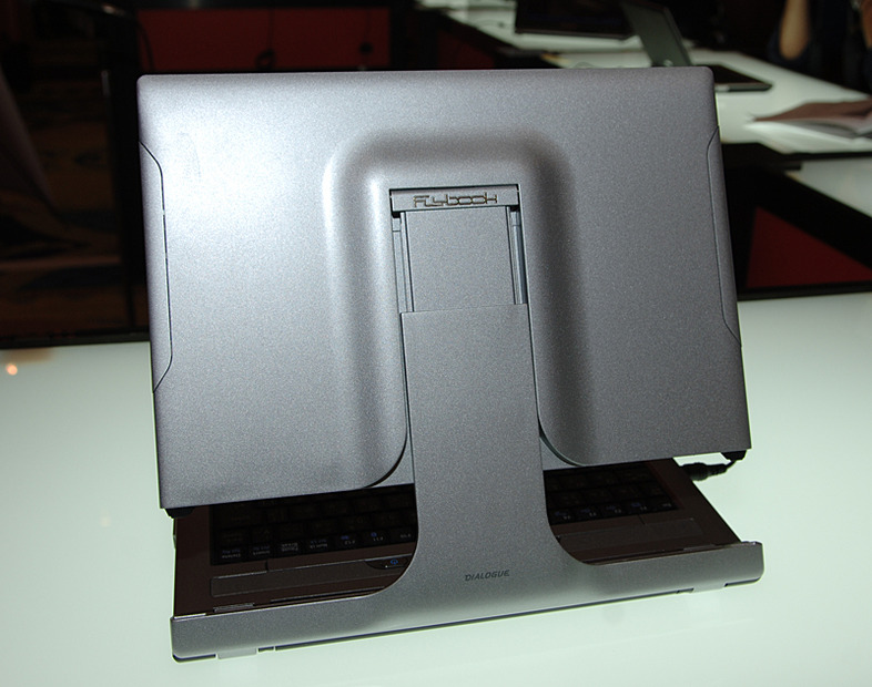 VMの背面。液晶ディスプレイを伸ばしたところ（右）