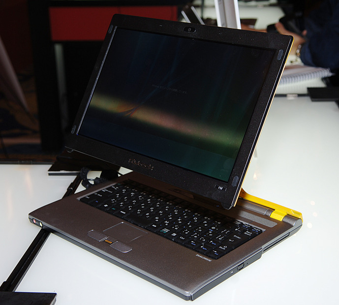 　台湾ダイアローグは14日、モバイルノートPCブランド「FlyBook（フライブック）」の日本進出第1弾として、3.5Gデータ通信機能搭載モバイルノート「V33i」と可動型ディスプレイ搭載ノート「VM」の2モデルを発表した。