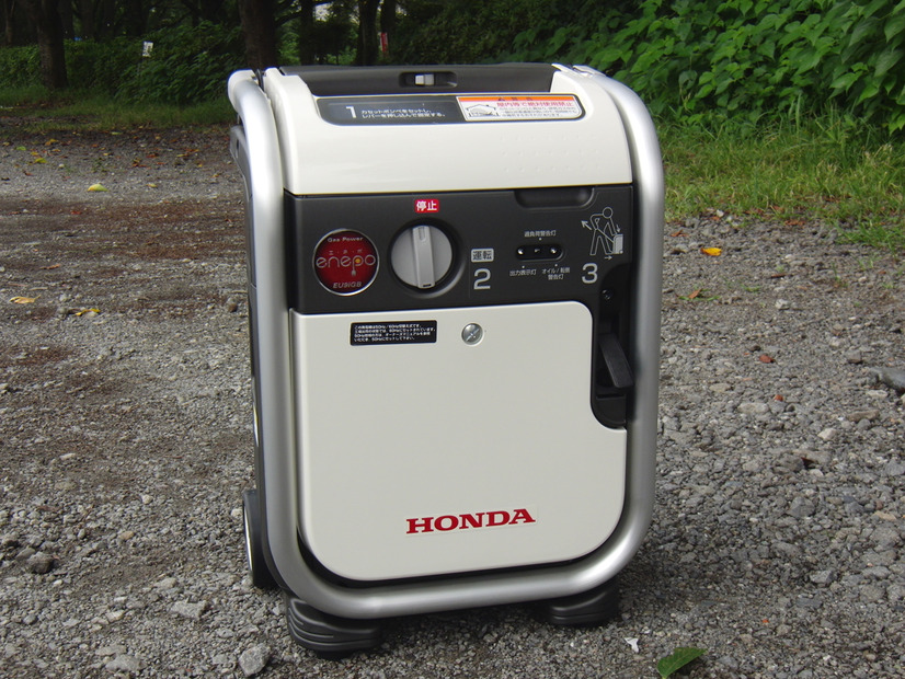 カセットボンベ2本で動作する「Honda カセットガス発電機 エネポ EU9iGB」