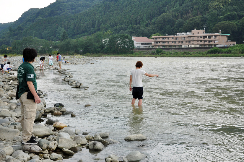 河辺では、遊びにきた人々が、石影に隠れた生物や河辺の生き物などを捕ったり、観察している様子も見られた