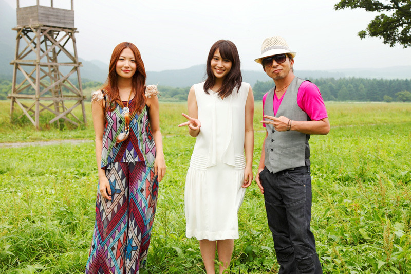 KG（右）、安田奈央（左）とともにPVに出演した広瀬アリス（中央）