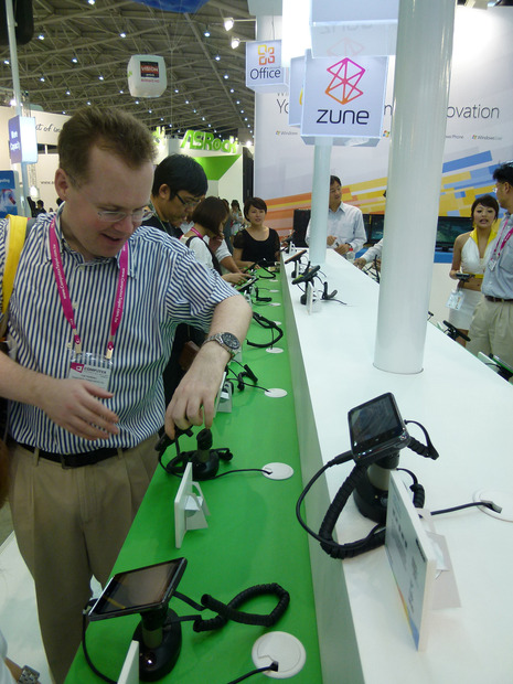 「COMPUTEX TAIPEI 2011」で、Windows Phoneが並ぶタッチ＆ゴースペース