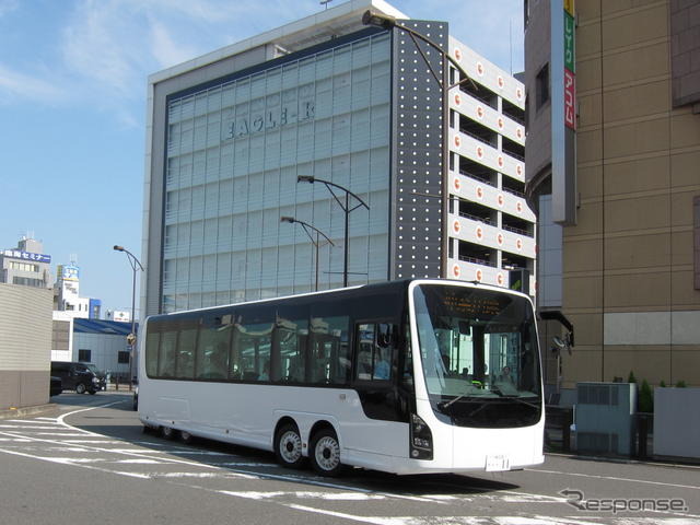 慶應義塾大学の電動フルフラットバス