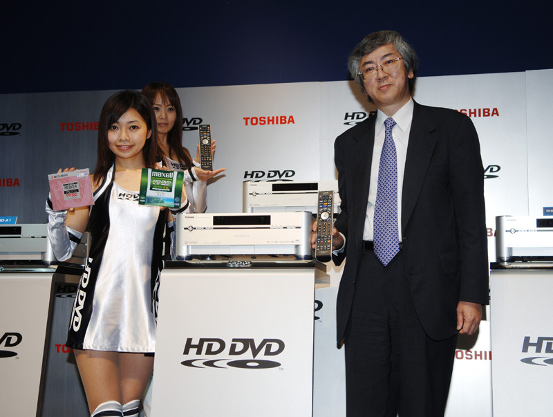東芝　執行役上席常務 デジタルメディアネットワーク社 社長 藤井美英氏（右）