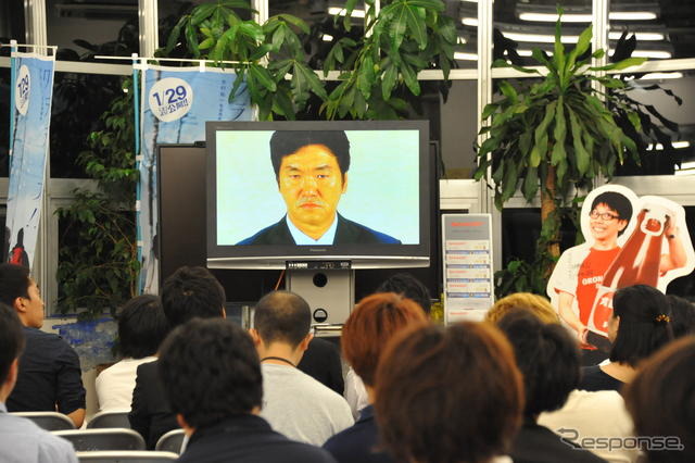 島田紳助引退の会見の様子は、別会場に用意したモニターでも中継された（新宿区・東京本部）