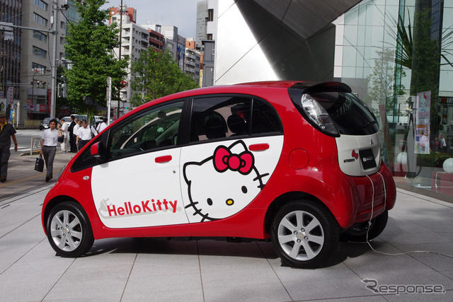 ハローキティ仕様の三菱 i-MiEV