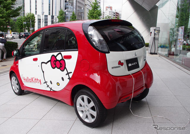 ハローキティ仕様の三菱 i-MiEV