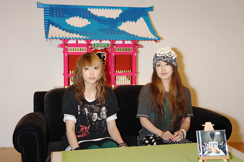 デビュー10周年となるPUFFYの吉村由美（左）と大貫亜美（右）