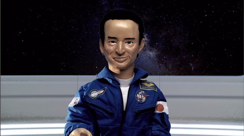 宇宙飛行士のブルースーツに身を包んだ毛利衛さんパペット