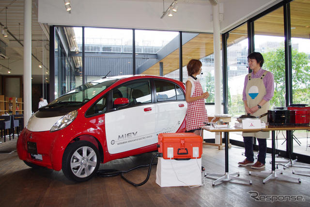 タレントの東原亜希さんが、三菱の電気自動車i-MiEVの電力でアウトドア料理に挑戦。2日、東京・豊洲でデモンストレーションがおこなわれた。