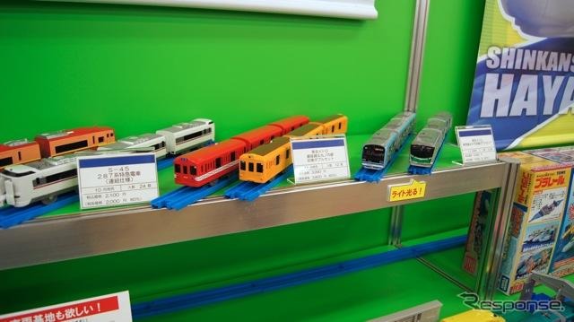 タカラトミー・プラレール。中央の東京メトロ銀座線＆丸ノ内線旧車ダブルセットは11月発売だ。