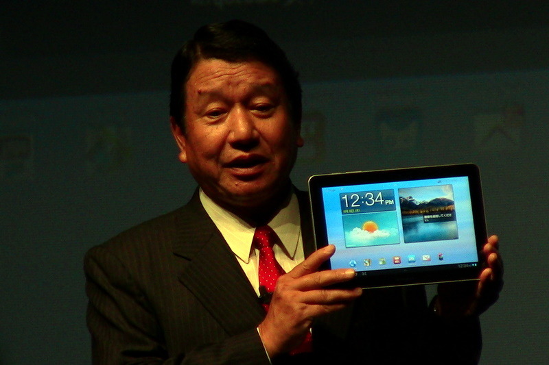 Glaxy Tab 10.1 LTEを紹介するNTTドコモの山田隆持社長