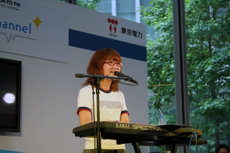もちろんCM曲も披露。「TEPCOひかりにきめったのは〜♪」の歌声に、足を止める人多数