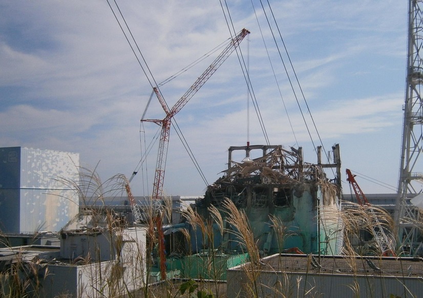 福島第一原子力発電所　3号機原子炉建屋開口部ダストサンプリング風景