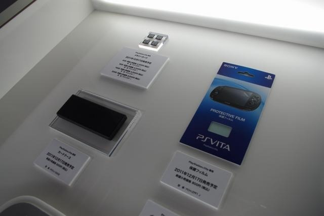 【東京ゲームショウ 2011】予想以上に小さい!?　PSVitaのパッケージやアクセサリーをフォトレポート