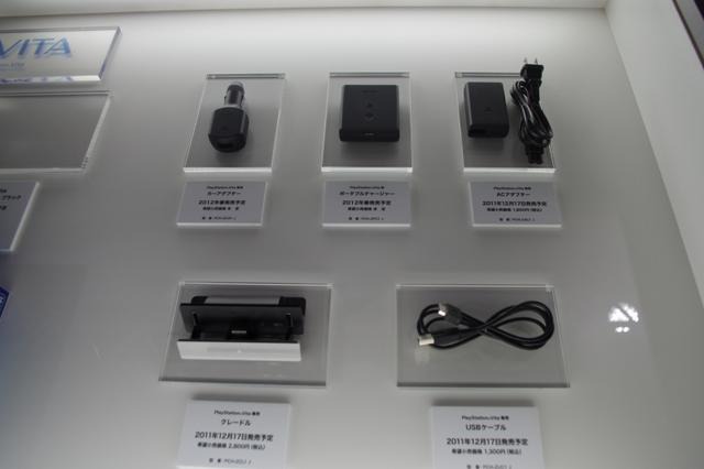 【東京ゲームショウ 2011】予想以上に小さい!?　PSVitaのパッケージやアクセサリーをフォトレポート