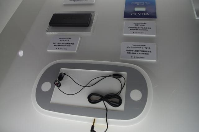 【TGS 2011】予想以上に小さい！？PSVitaのパッケージやアクセサリーをフォトレポート  