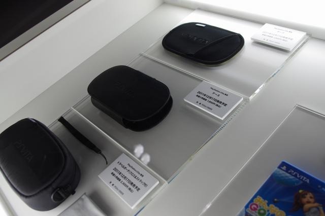 【TGS 2011】予想以上に小さい！？PSVitaのパッケージやアクセサリーをフォトレポート  