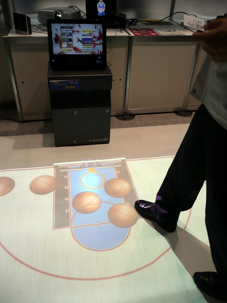 こちらはフロアー型のKBDデジタルサイネージソリューション。バスケットボールのゲームで遊べる