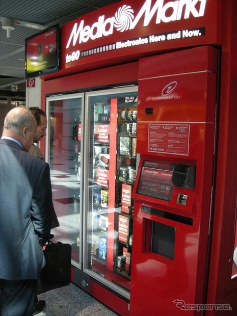 デュッセルドルフ空港に設置されたメディアマルクトの自動販売機