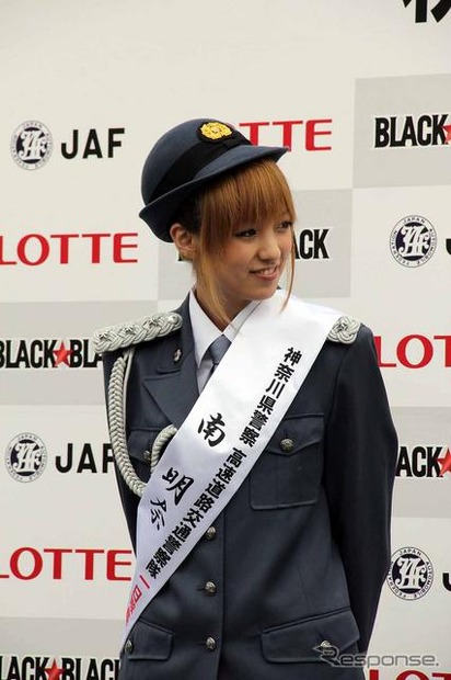 秋の全国交通安全運動のPRイベントに制服姿で登場した福見友子・南明奈・永里亜紗乃。東名道・海老名SA（20日）