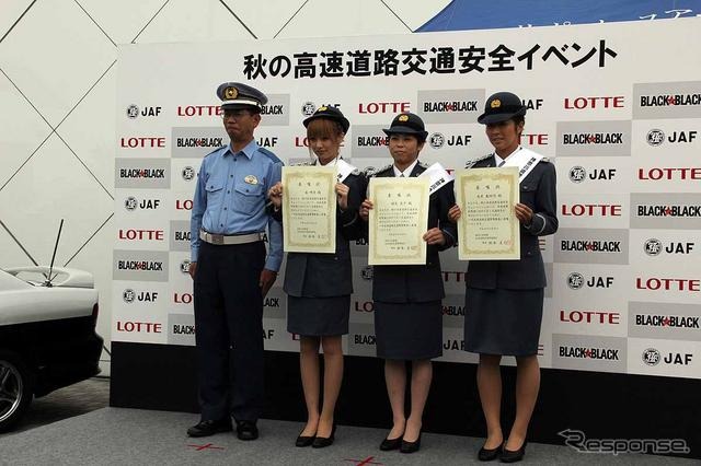 秋の全国交通安全運動のPRイベントに制服姿で登場した福見友子・南明奈・永里亜紗乃。東名道・海老名SA（20日）
