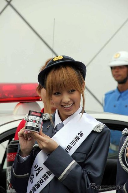 秋の全国交通安全運動のPRイベントに制服姿で登場した福見友子・南明奈・永里亜紗乃。東名道・海老名SA（20日）