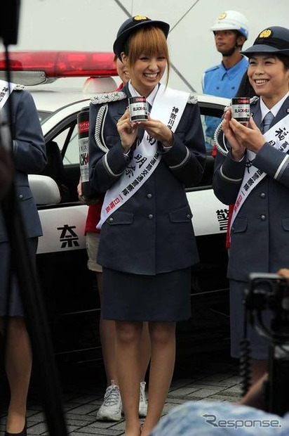 秋の全国交通安全運動のPRイベントに制服姿で登場した福見友子・南明奈・永里亜紗乃。東名道・海老名SA（20日）