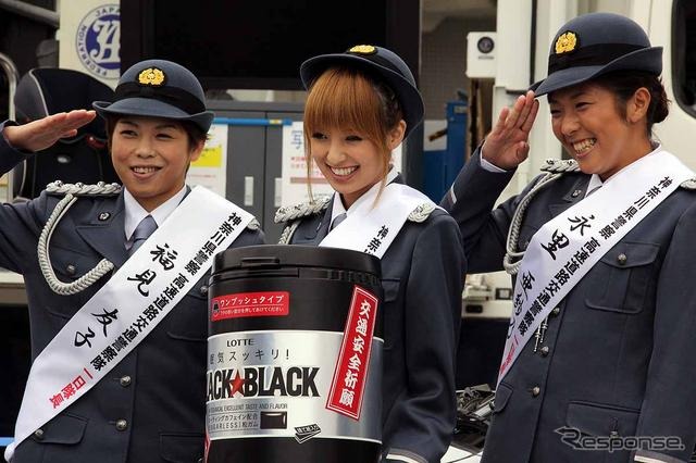 秋の全国交通安全運動のPRイベントに制服姿で登場した福見友子・南明奈・永里亜紗乃。東名道・海老名SA（20日）