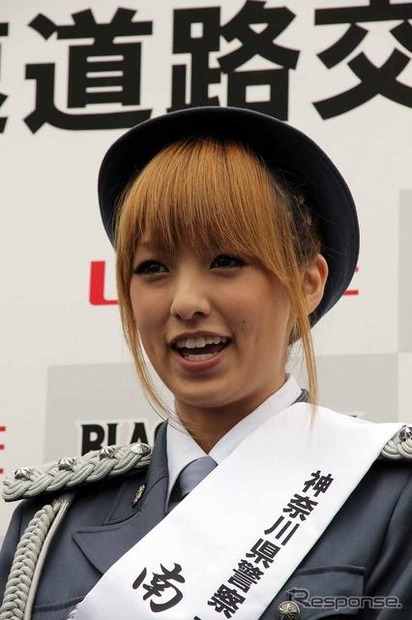 秋の全国交通安全運動のPRイベントに制服姿で登場した福見友子・南明奈・永里亜紗乃。東名道・海老名SA（20日）