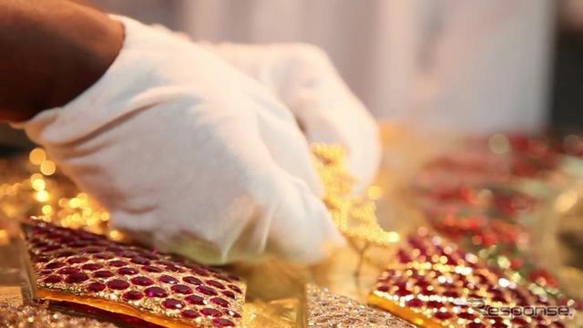 19日、インドで公開されたタタナノの純金仕様